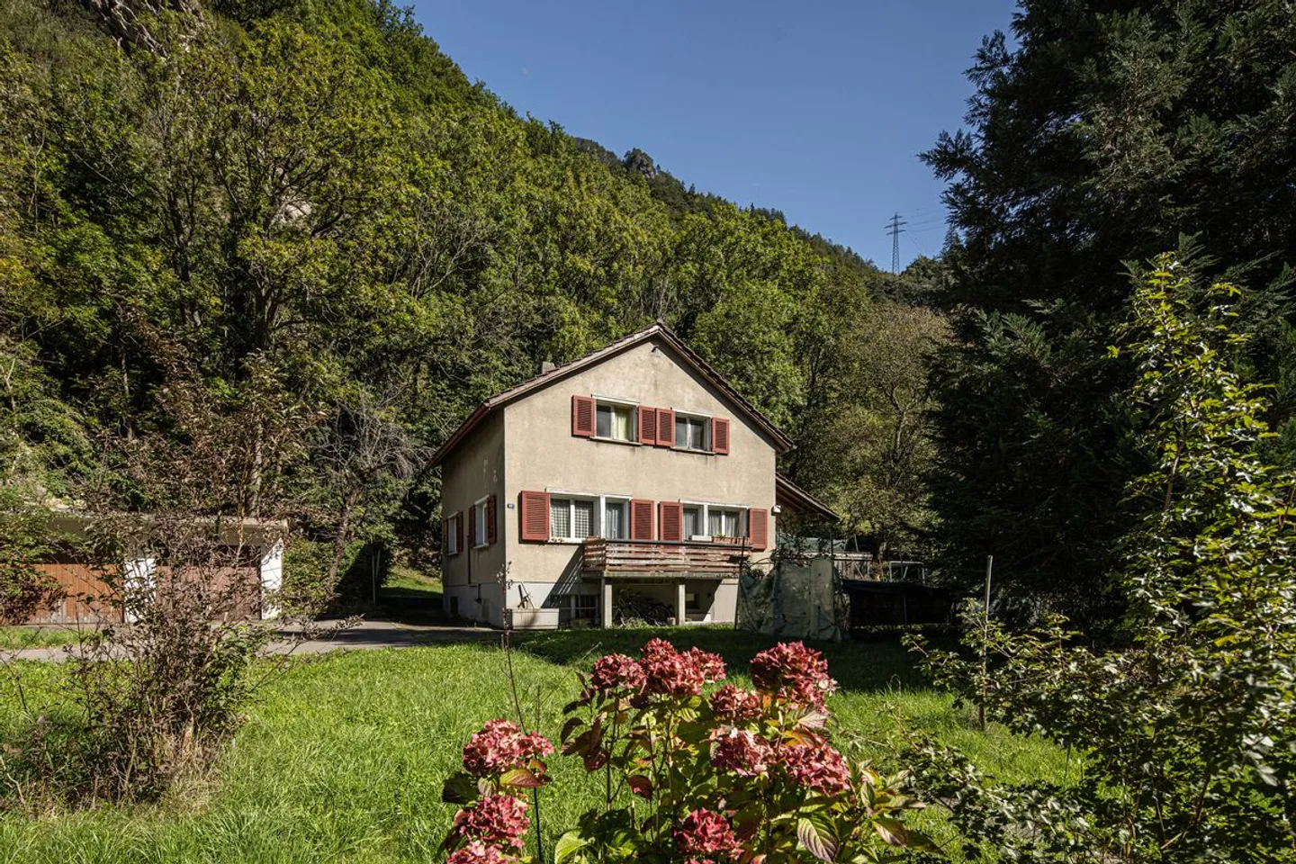 Casa unifamiliare con grande spazio verde - Foto 1 di 9