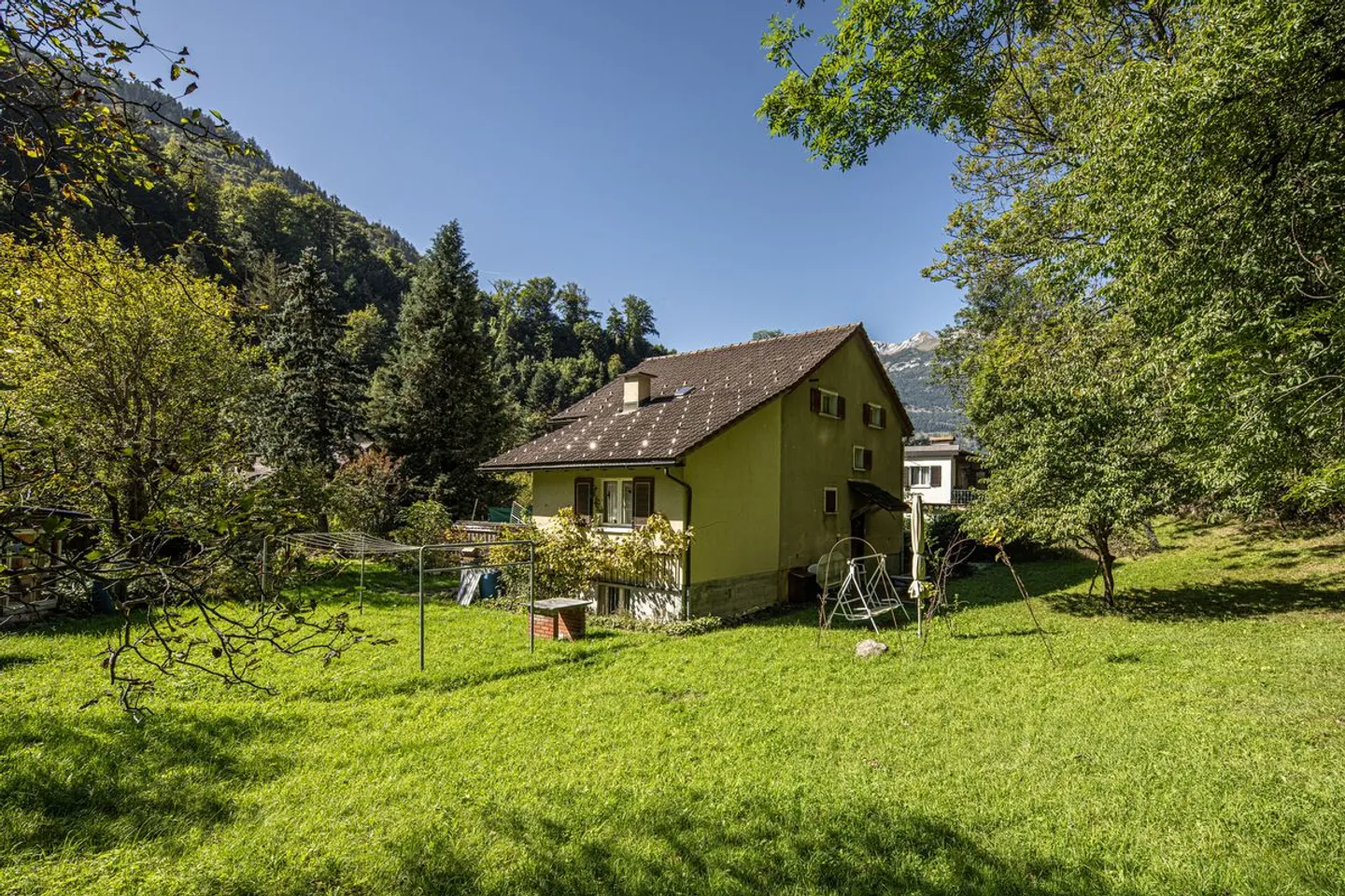 Casa unifamiliare con grande spazio verde - Foto 2 di 9