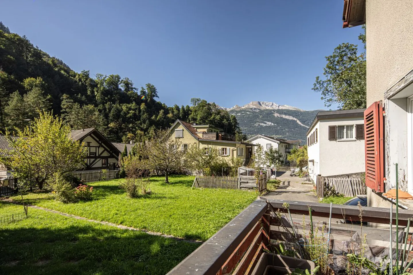 Casa unifamiliare con grande spazio verde - Foto 9 di 9