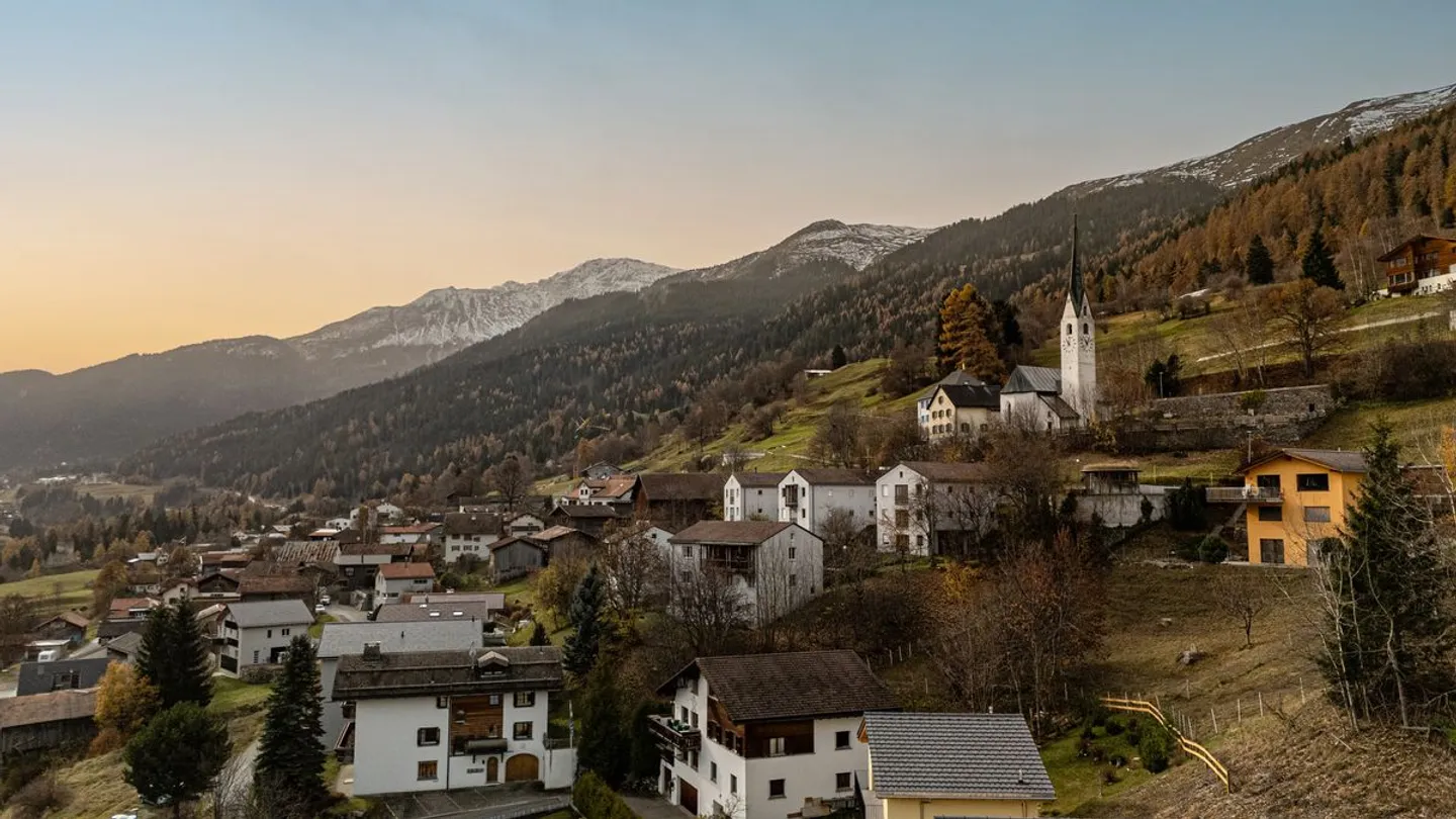 Charmantes Einfamilienhaus mit Panoramaaussicht in die Bündner Berge - Photo 5 sur 13