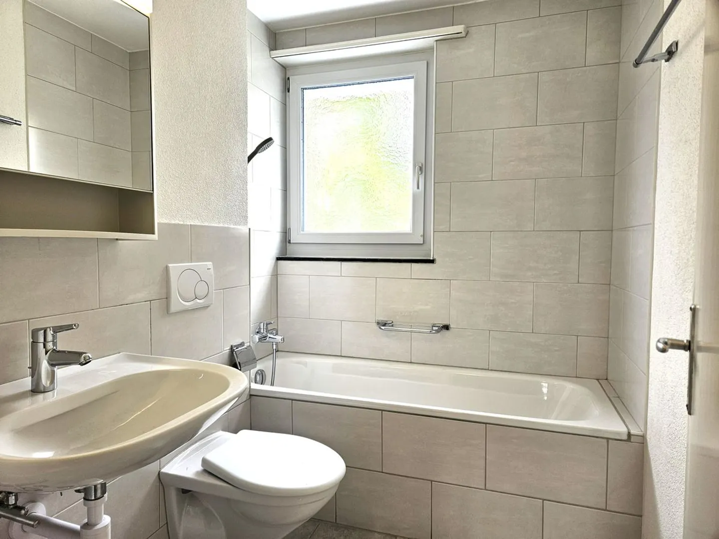 BRIGHT AND SPACIOUS IN A GOOD LOCATION - Photo 7 of 11