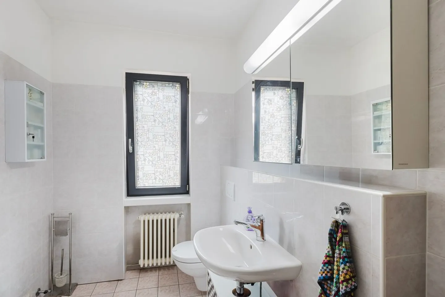 Bright and spacious 138 sqm apartment just steps from the center of Giubiasco - Photo 7 of 13