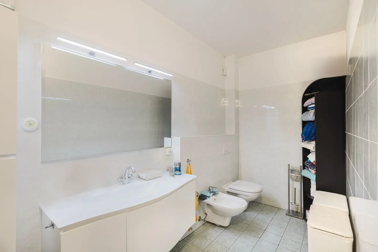 Bright and spacious 138 sqm apartment just steps from the center of Giubiasco - Photo 10 of 13