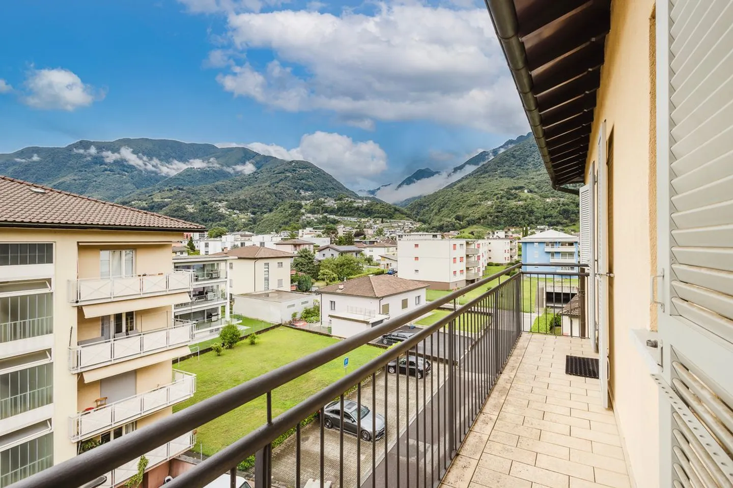 Bright and spacious 138 sqm apartment just steps from the center of Giubiasco - Photo 5 of 13