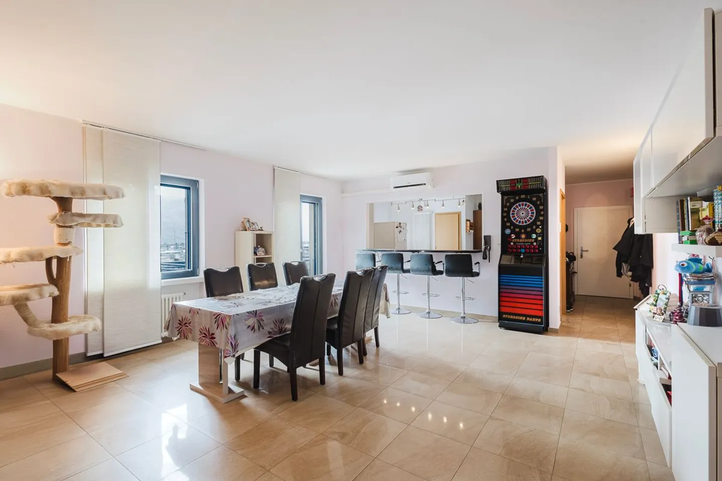Bright and spacious 138 sqm apartment just steps from the center of Giubiasco - Photo 4 of 13