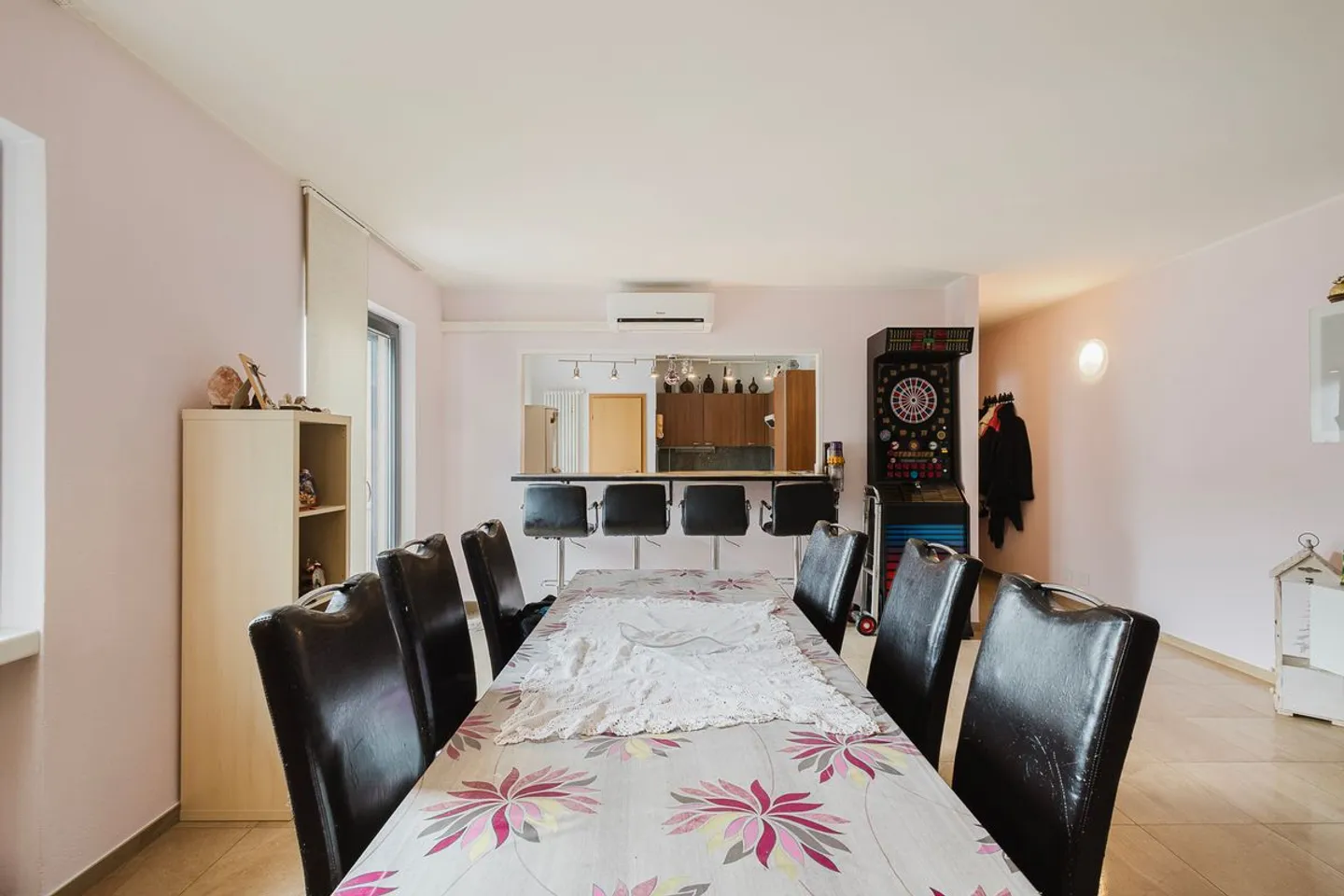 Bright and spacious 138 sqm apartment just steps from the center of Giubiasco - Photo 1 of 13