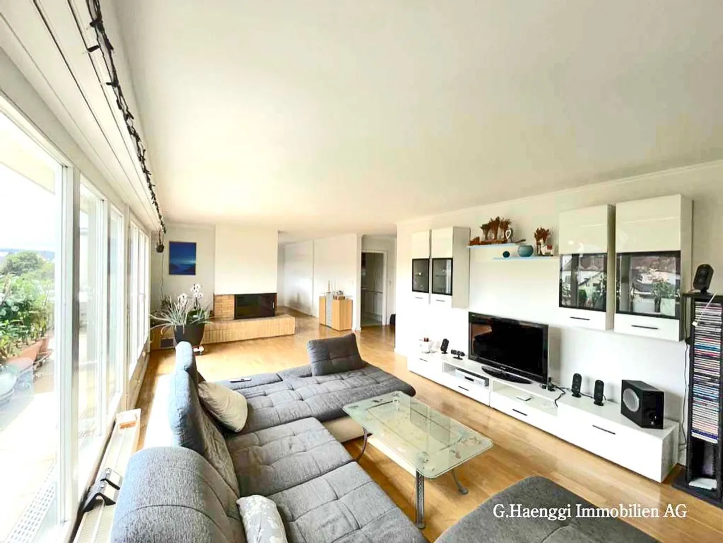 Extraordinary 4.5 Room Penthouse Apartment with Large Surrounding Balcony - Photo 3 of 13
