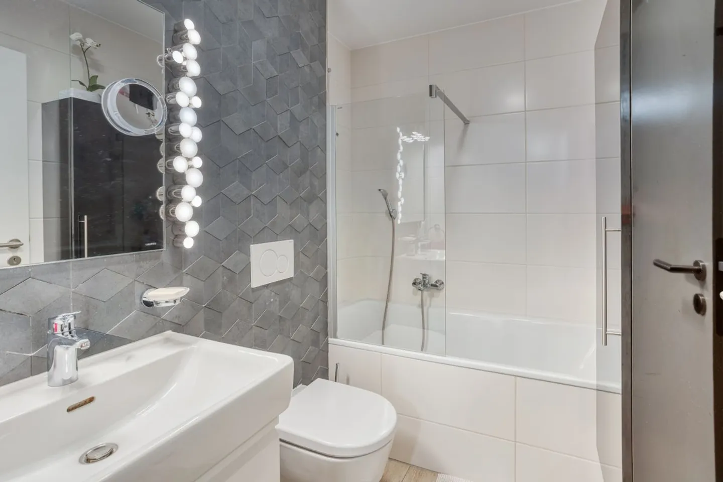 MODERN PENTHOUSE WITH SPECTACULAR VIEW - Photo 6 of 7