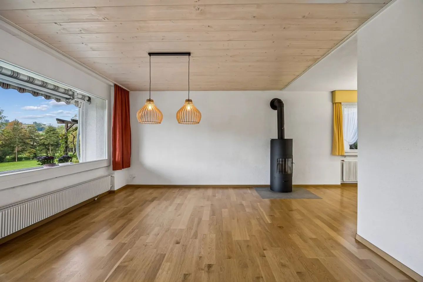 Rural living with a view: Flexible residential house with commercial space and expansion potential - Photo 8 of 13