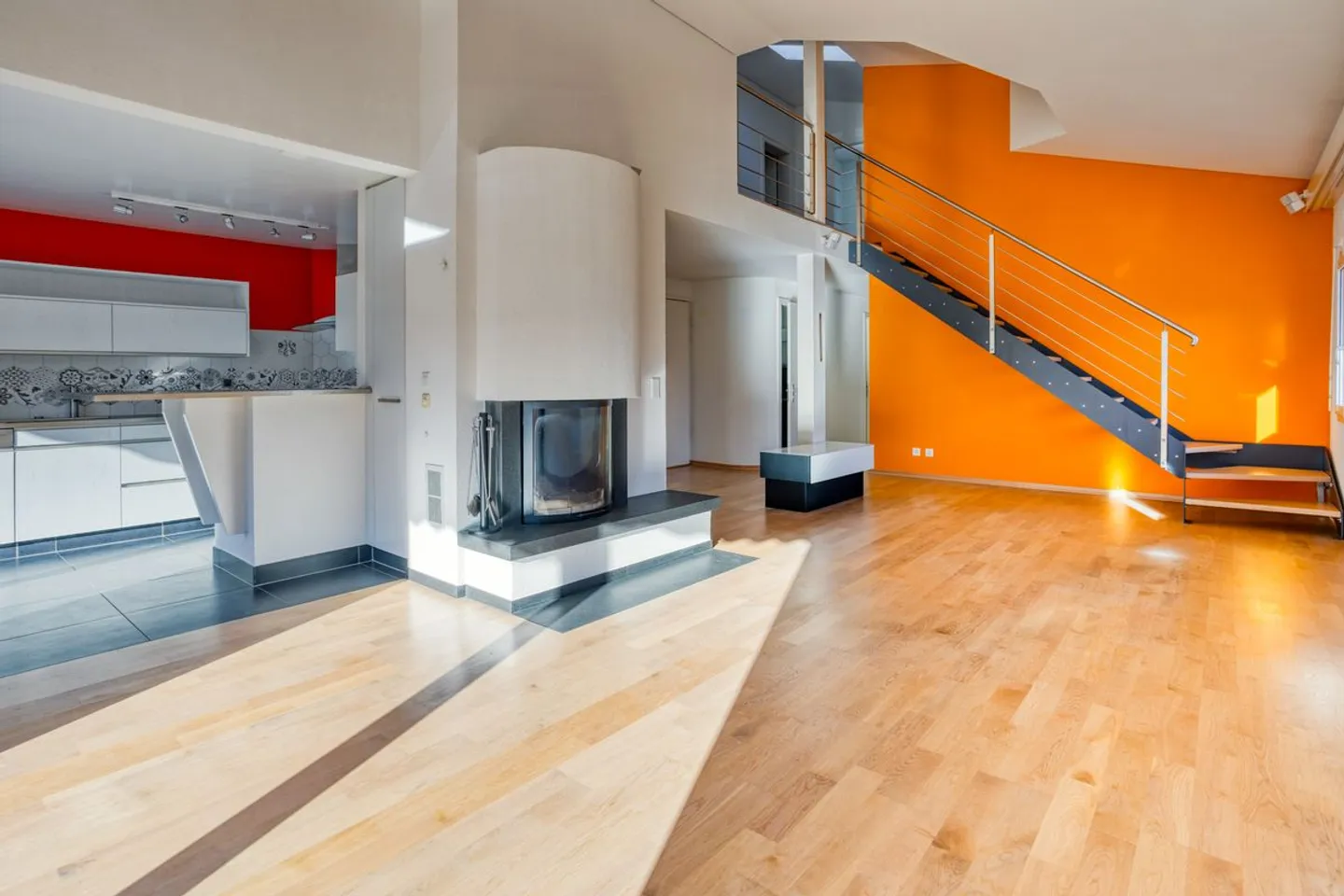 HELLE DUPLEXWOHNUNG MIT GROSSZÜGIGEN VOLUMEN - Foto 3 von 11