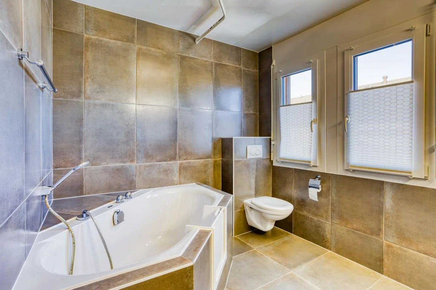 HELLE DUPLEXWOHNUNG MIT GROSSZÜGIGEN VOLUMEN - Foto 9 von 11