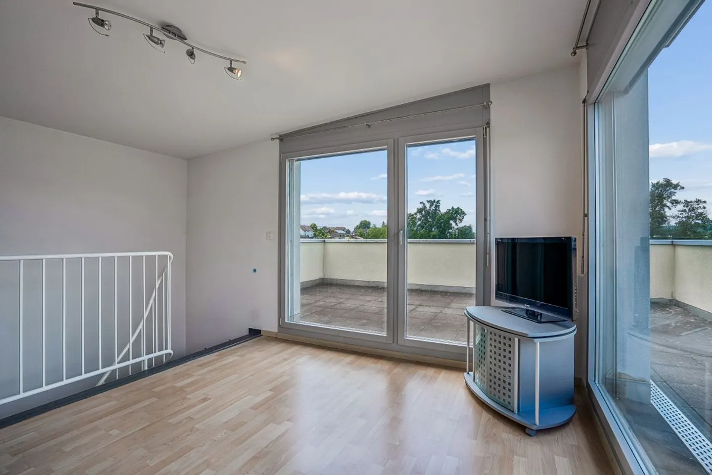 Detached 5-room single-family house with 3-room apartment and studio - Photo 9 of 13