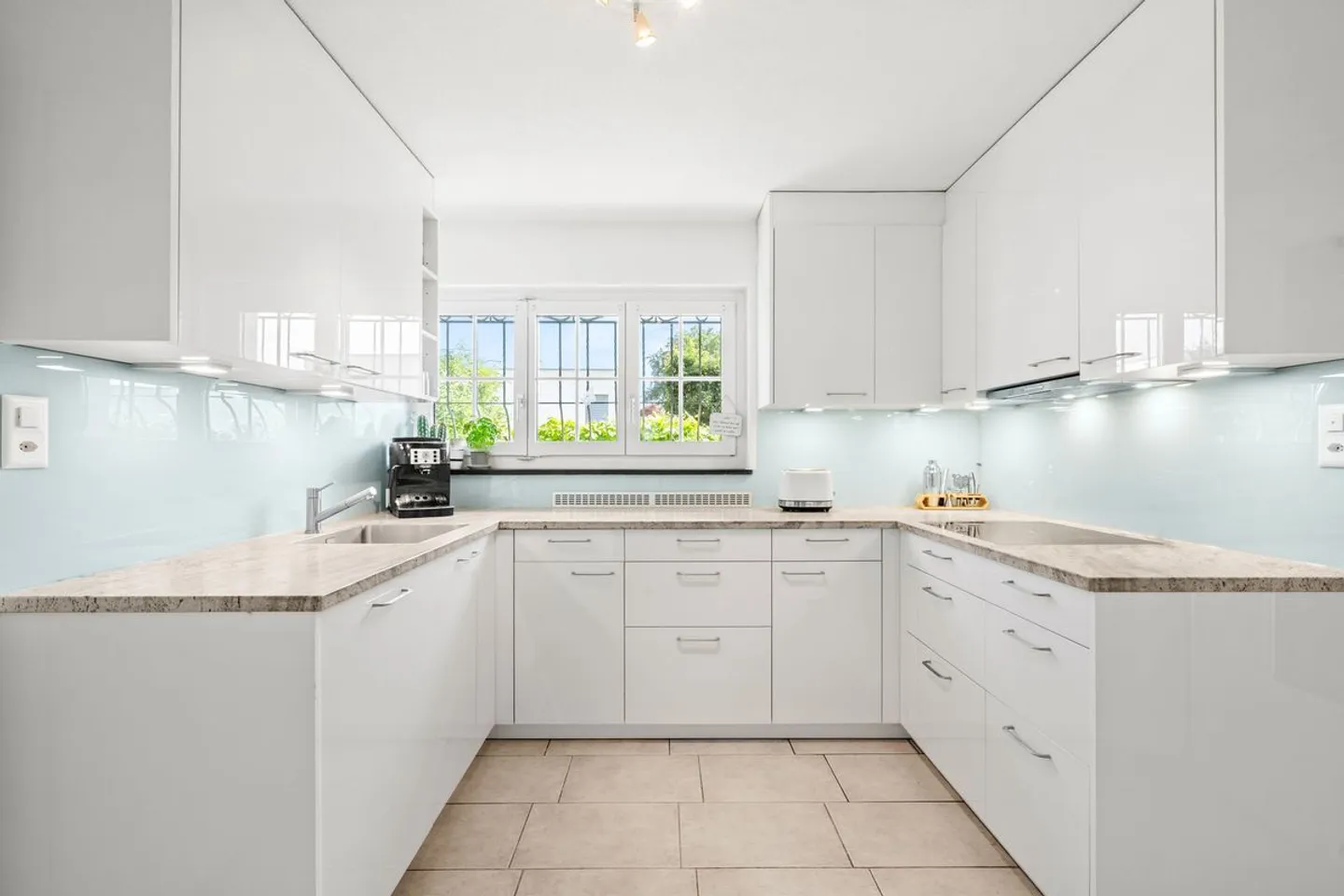 Reserviert! Freistehendes Einfamilienhaus mit traumhaftem Garten - Foto 10 von 13