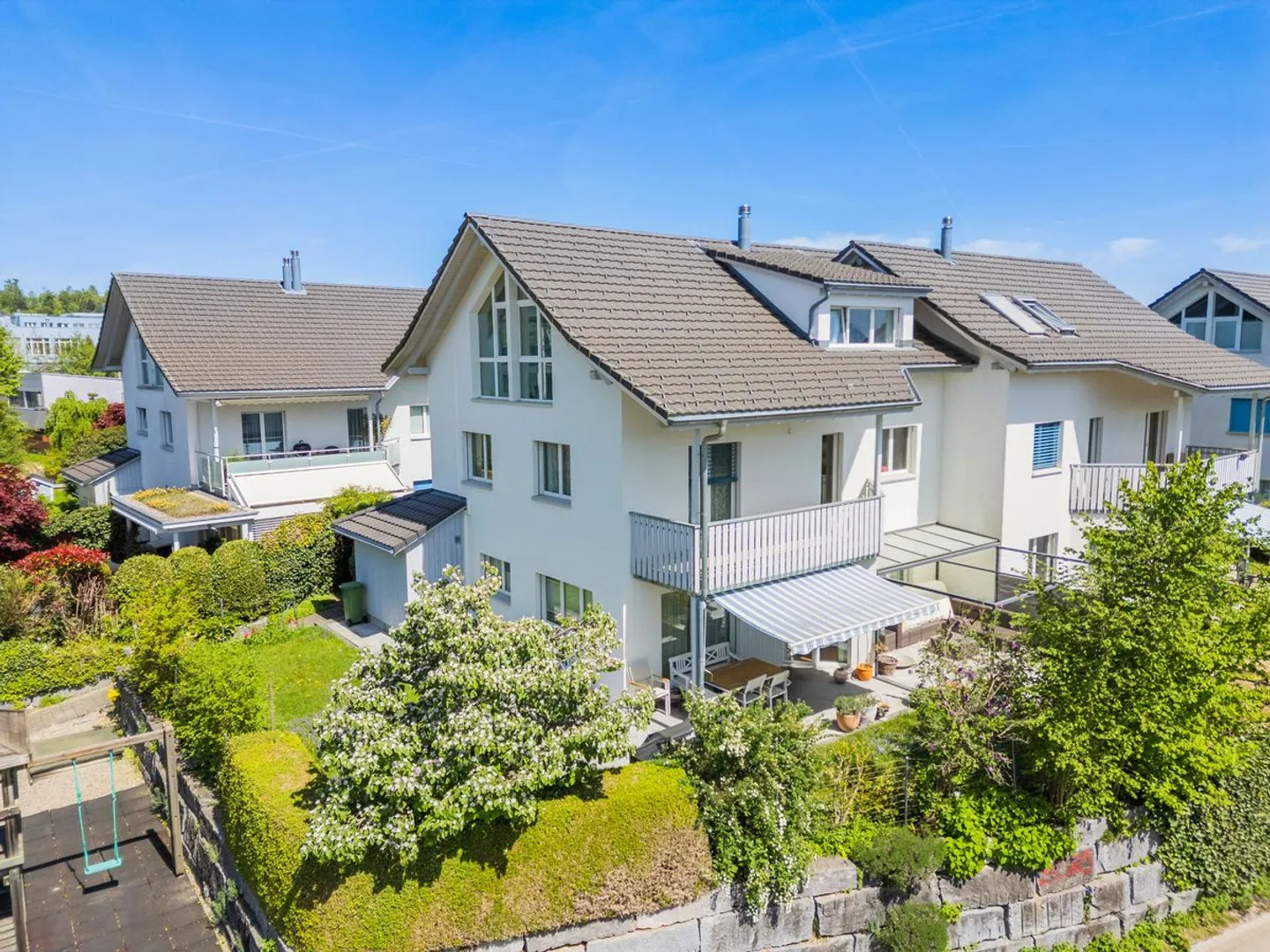 Maison individuelle spacieuse de 6,5 pièces à Wolfhausen ZH - Photo 2 sur 13