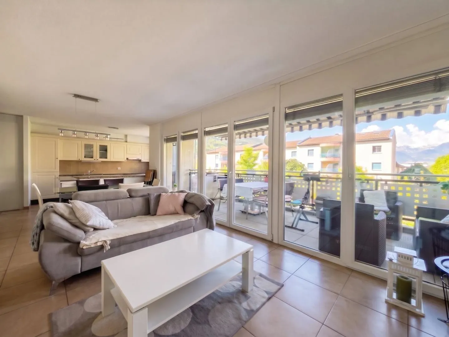 132 m2 bright and quiet, 40 m2 living room, southwest balcony - Photo 2 of 7