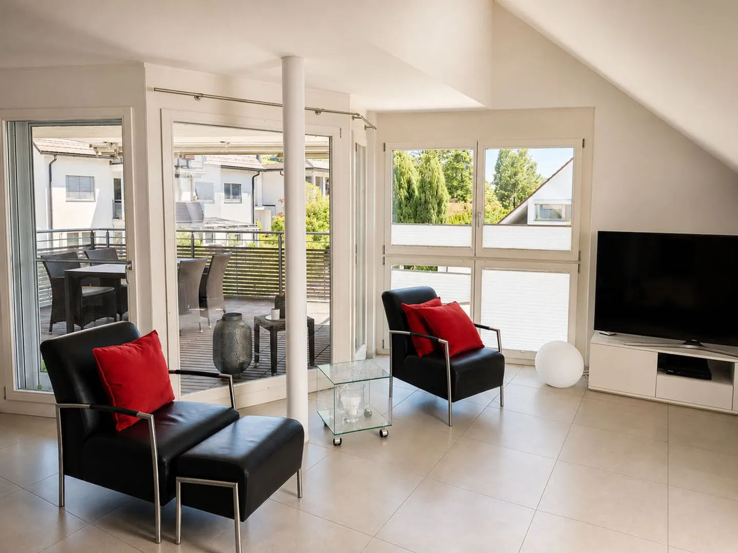 Geräumige 3.5-Zimmer Dachwohnung mit Aussicht in Weiningen - Foto 2 von 13