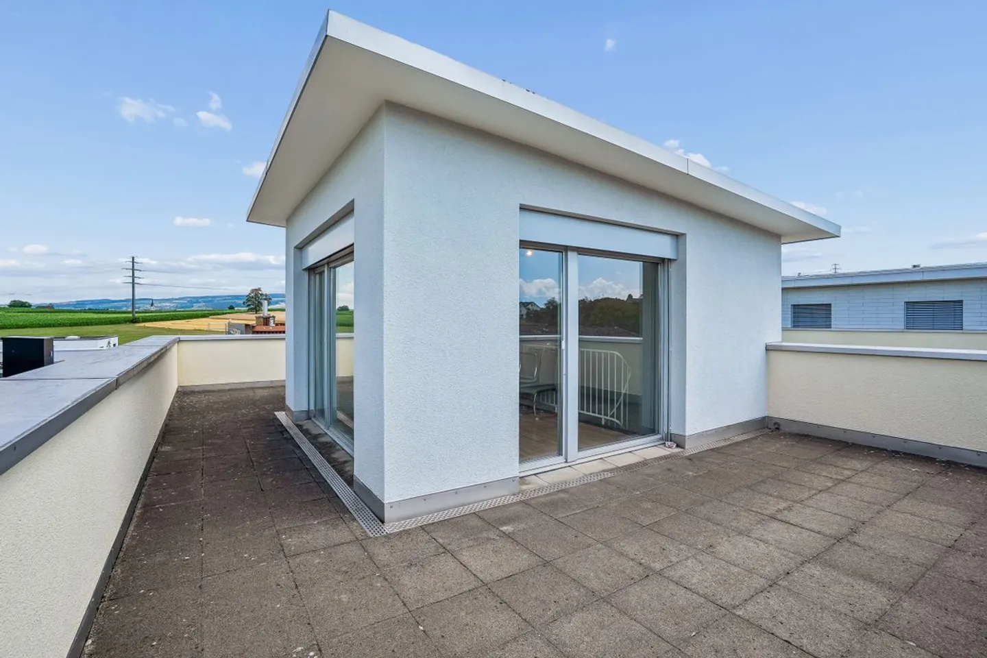 Detached 5-room single-family house with 3-room apartment and studio - Photo 10 of 13