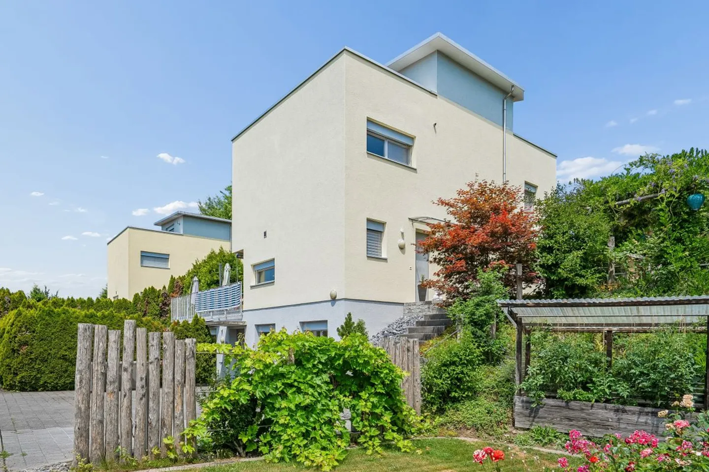 Detached 5-room single-family house with 3-room apartment and studio - Photo 1 of 13