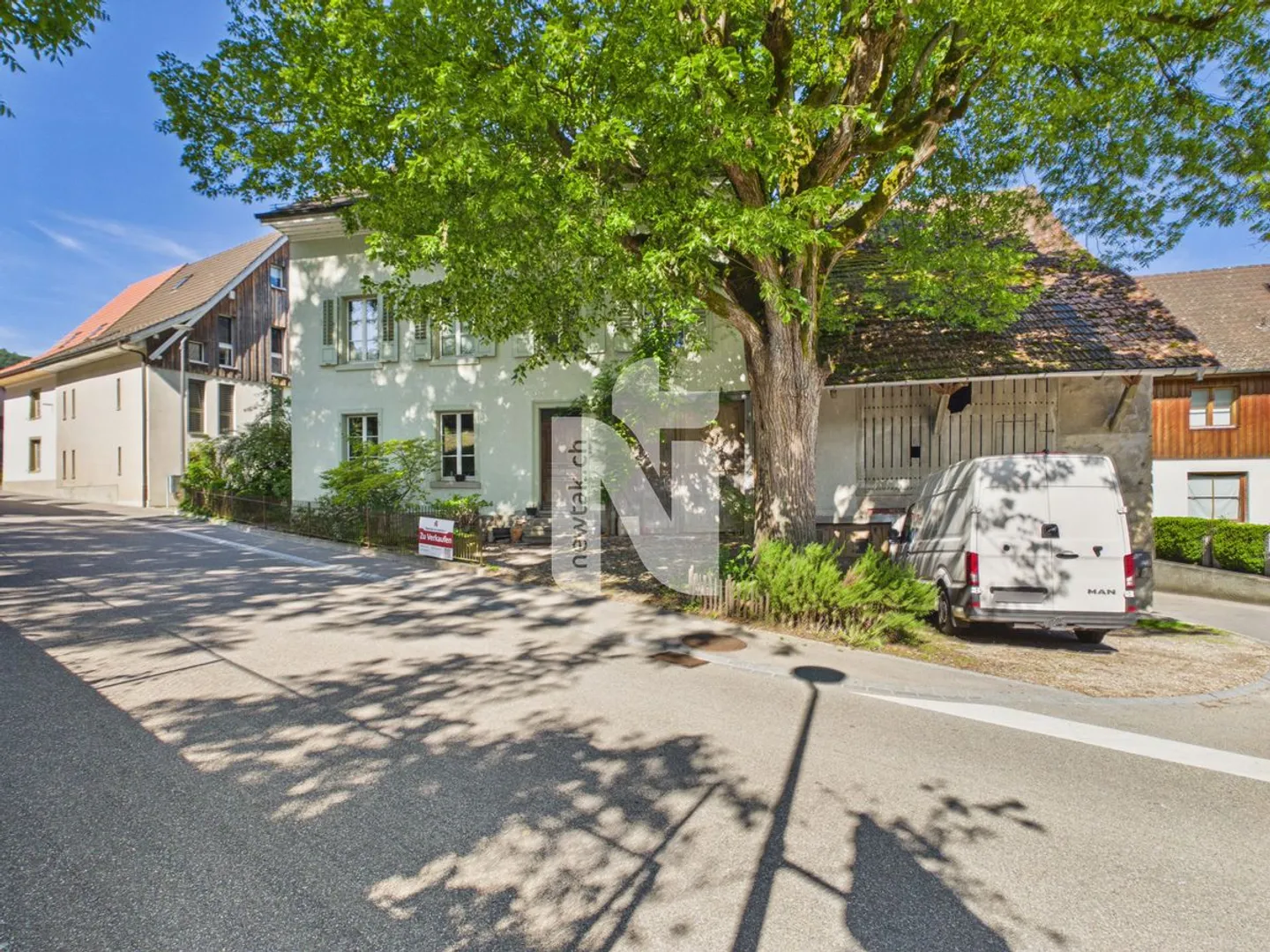 Stilvolles Haus mit Ökonomiegebäude, Atelier, Garten und Carport - Foto 2 von 13