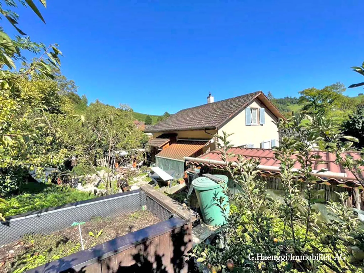 Casa indipendente di 5,5 stanze con potenziale al confine della foresta - Foto 2 di 12