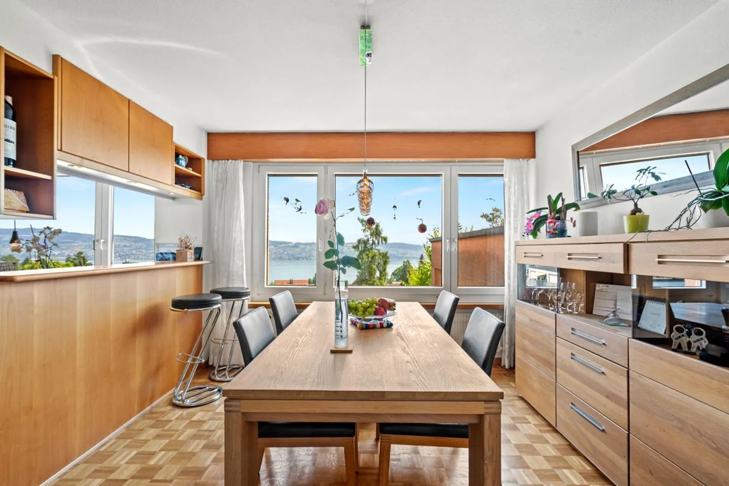 Charming 4.5-room penthouse apartment with stunning lake view - Photo 5 of 13