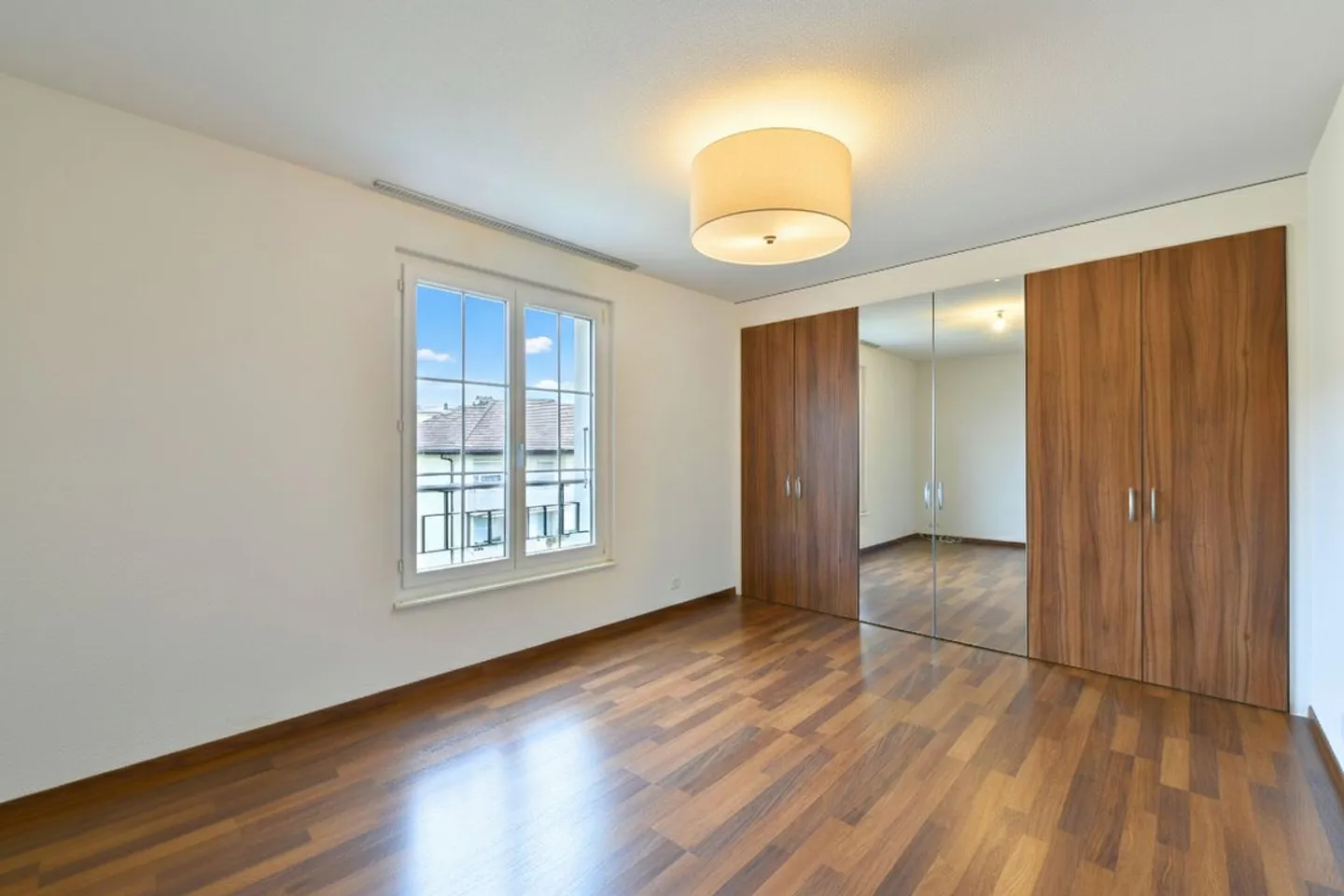 Your future home, available immediately - Photo 5 of 8