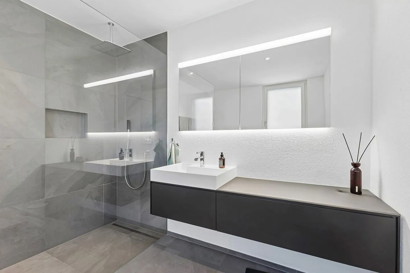 High-Quality Architect House with Pool and Plenty of Privacy - Photo 10 of 13