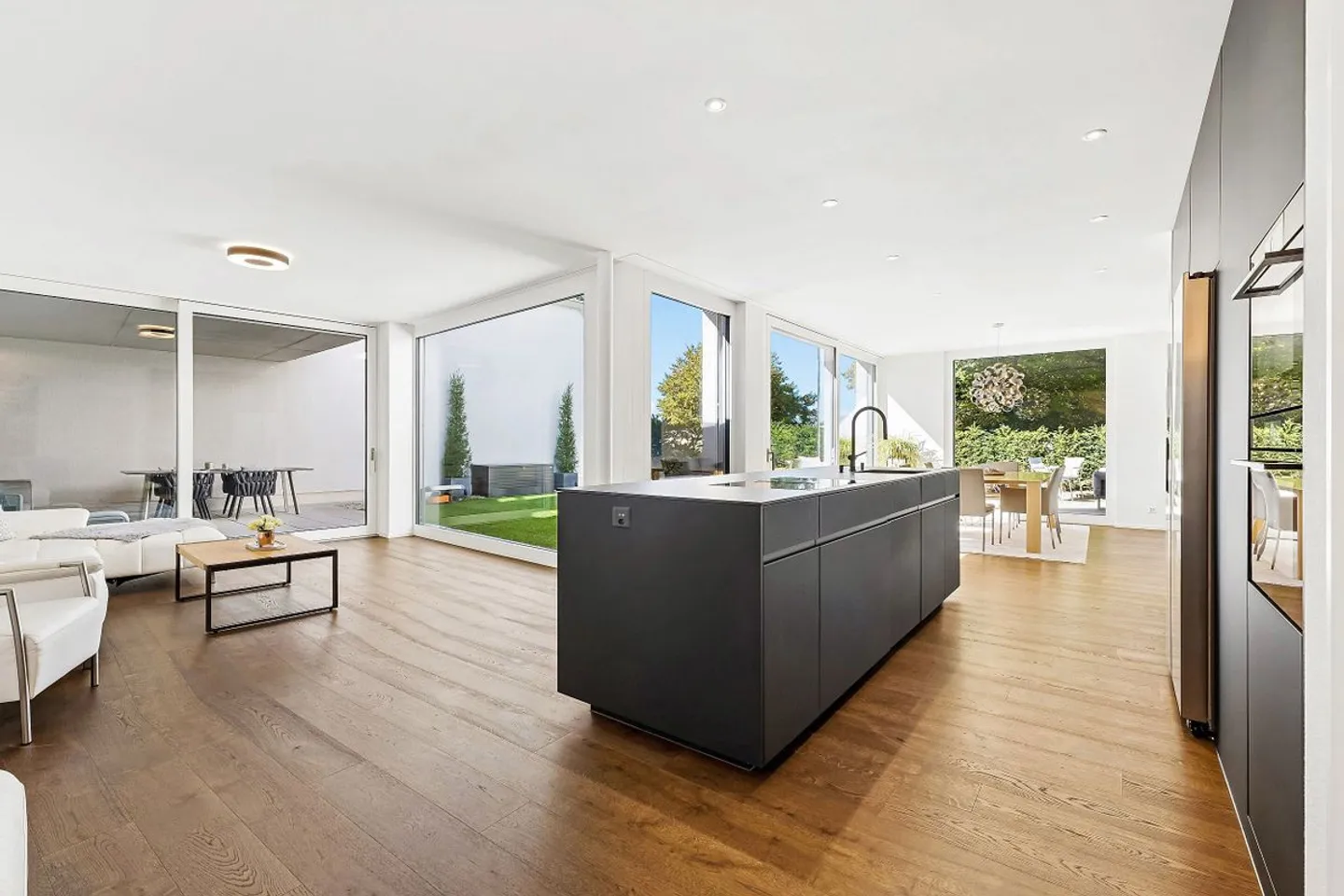 High-Quality Architect House with Pool and Plenty of Privacy - Photo 2 of 13