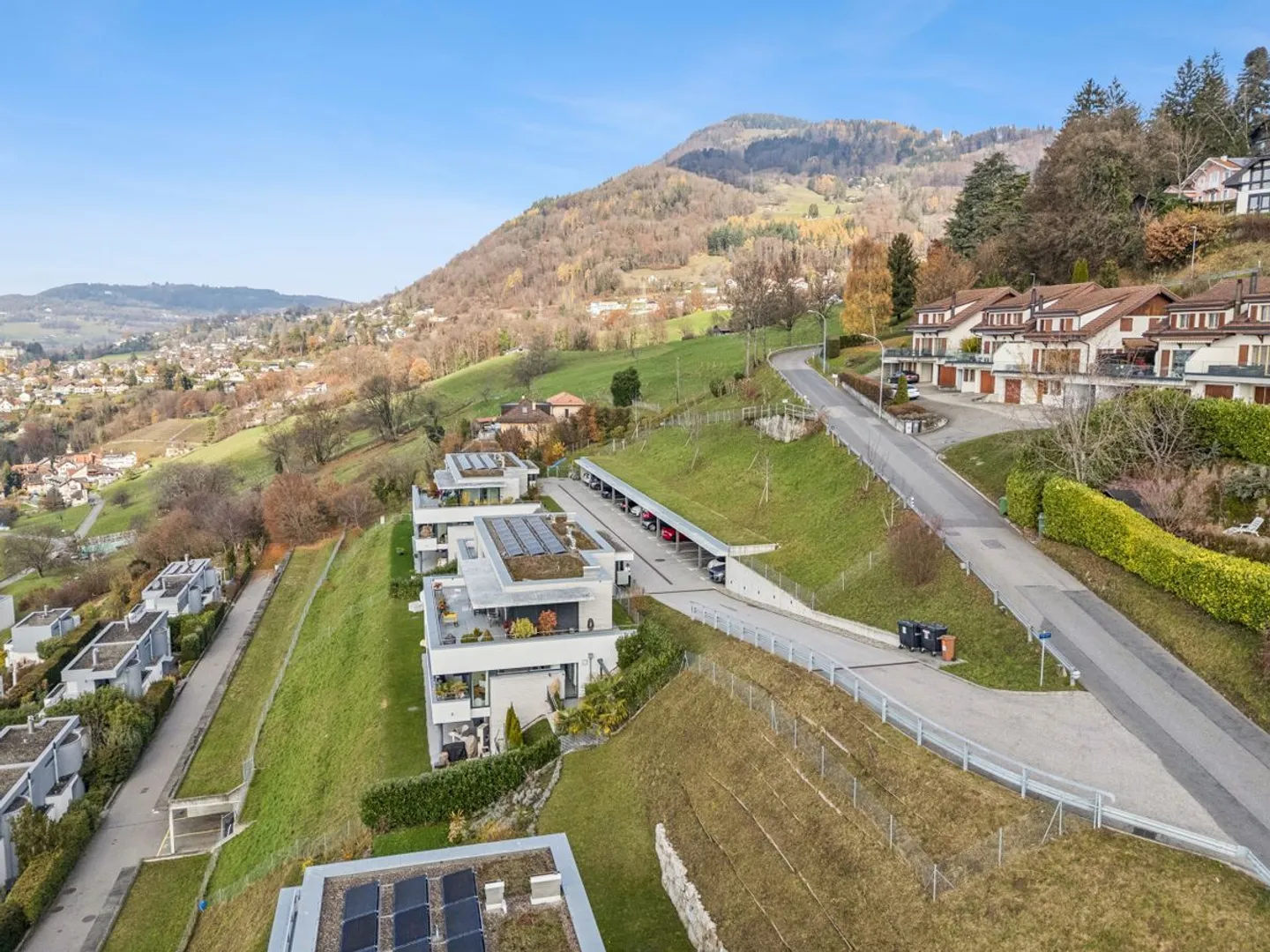 Exceptional apartment with lake & mountains panorama - Photo 3 of 13