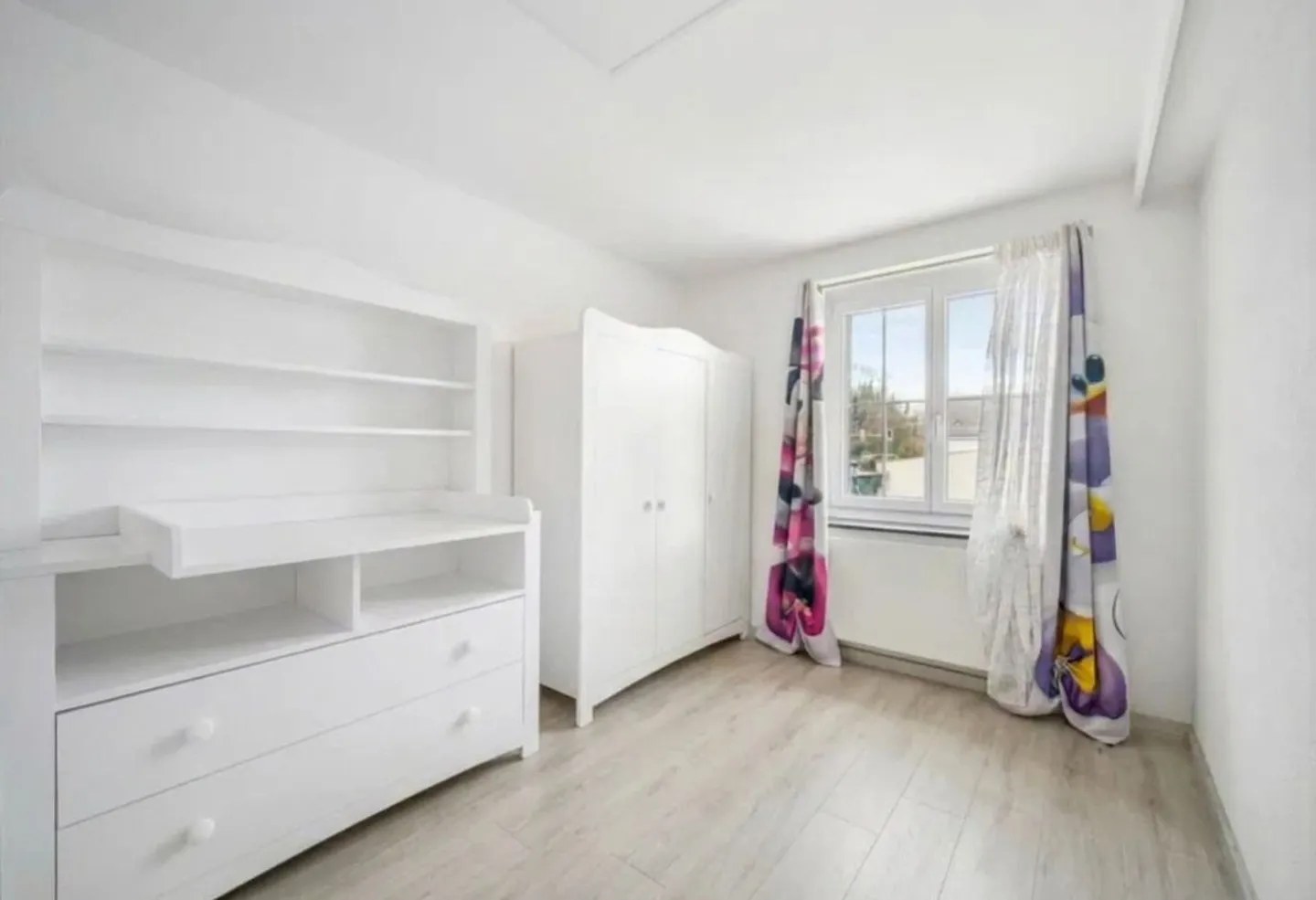 Familienfreundliches Haus mit Pool - Foto 6 von 13