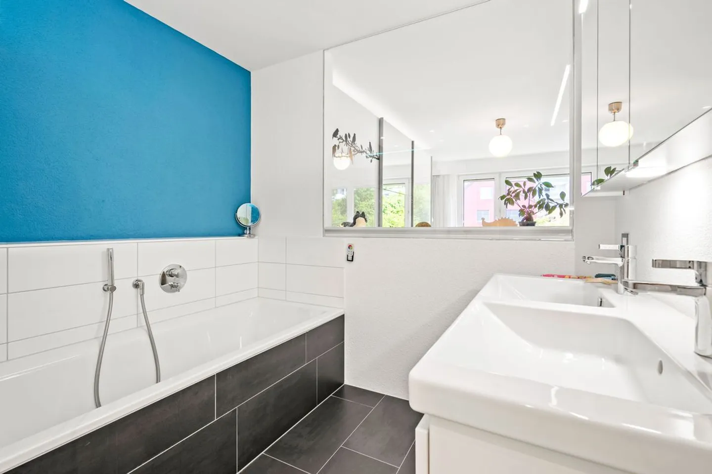 Charming 4.5-room penthouse apartment with stunning lake view - Photo 8 of 13