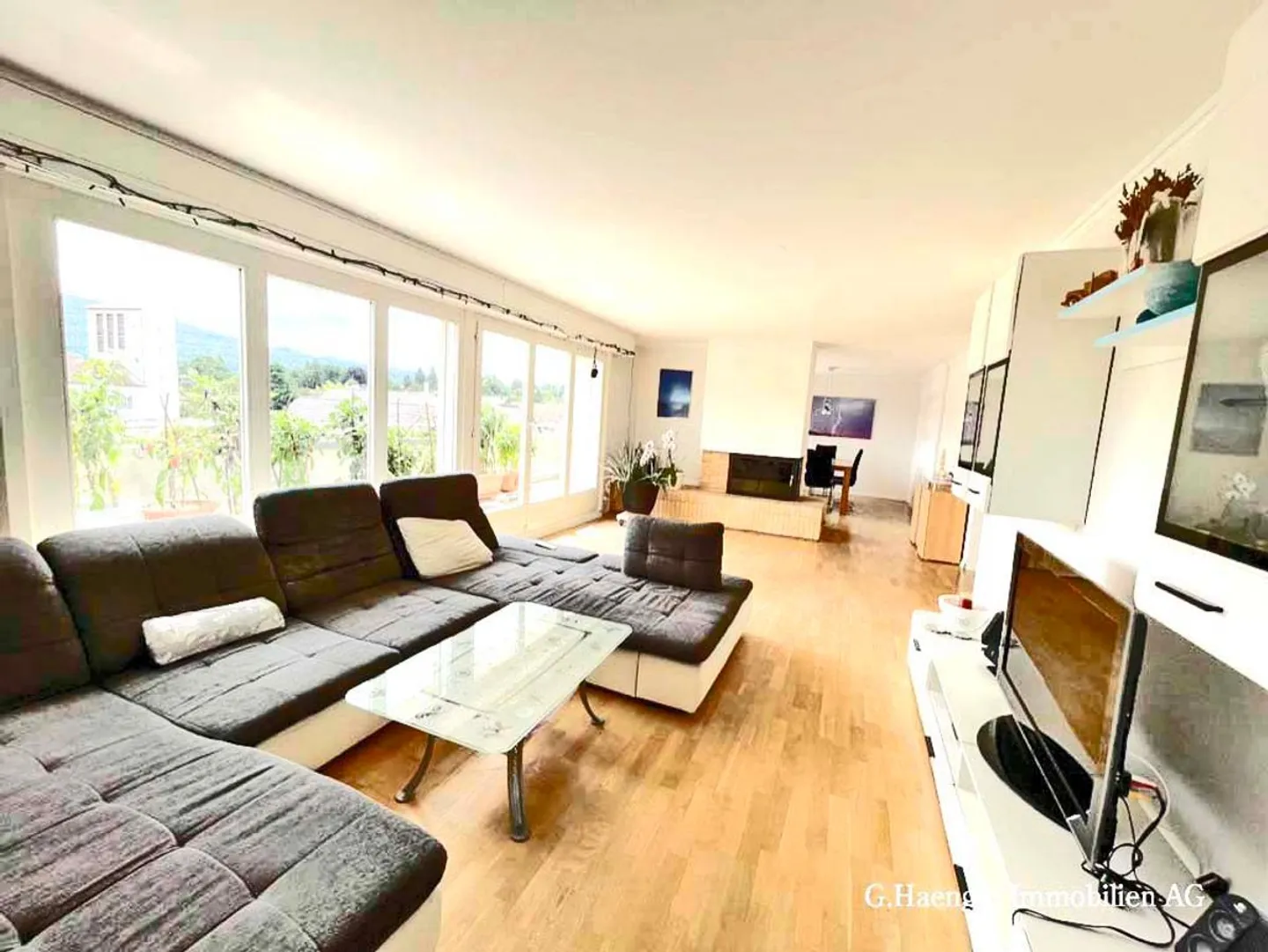 Extraordinary 4.5 Room Penthouse Apartment with Large Surrounding Balcony - Photo 4 of 13