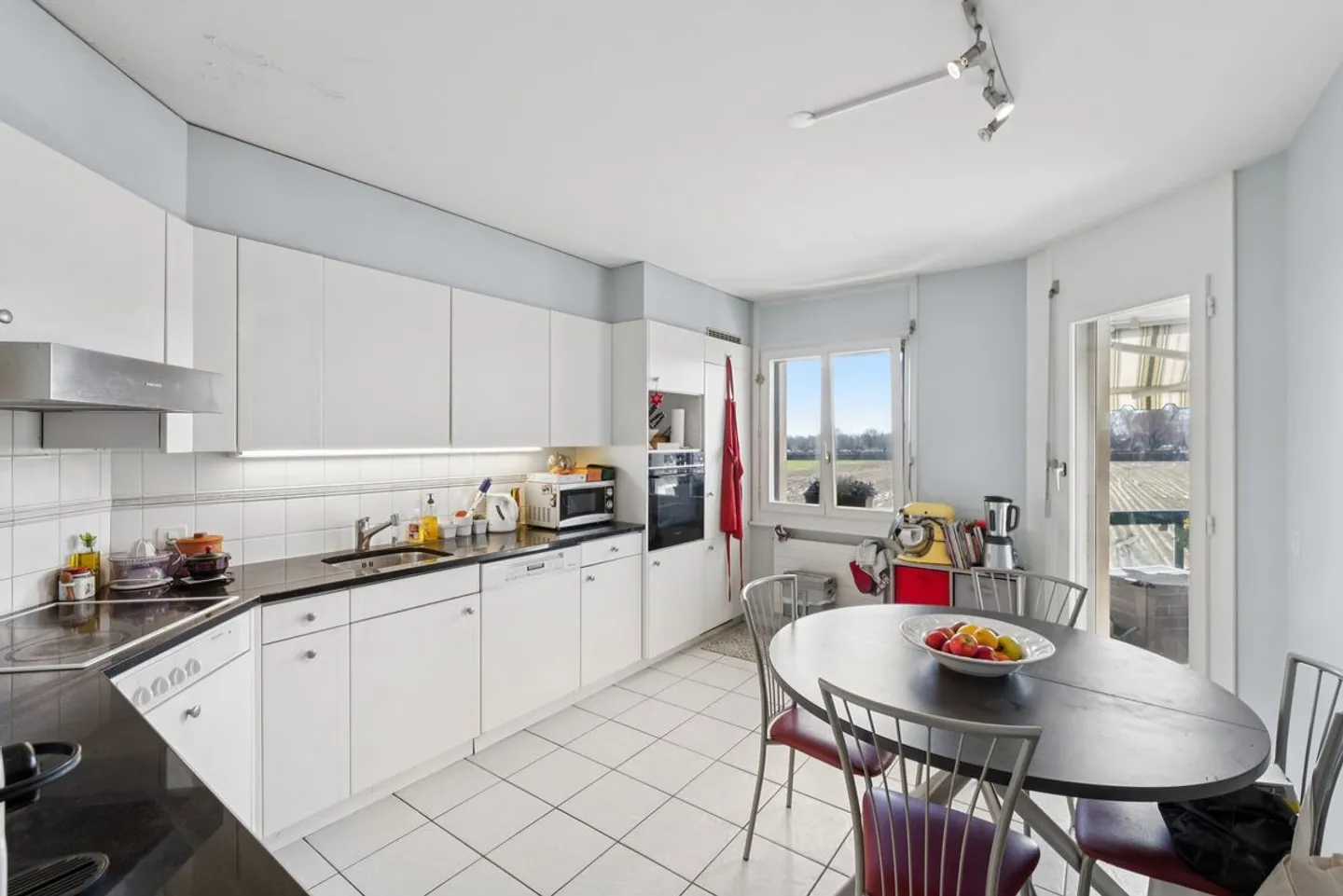 Gland - Superb 3.5 room bright apartment with fireplace, close to the train station - Photo 4 of 10