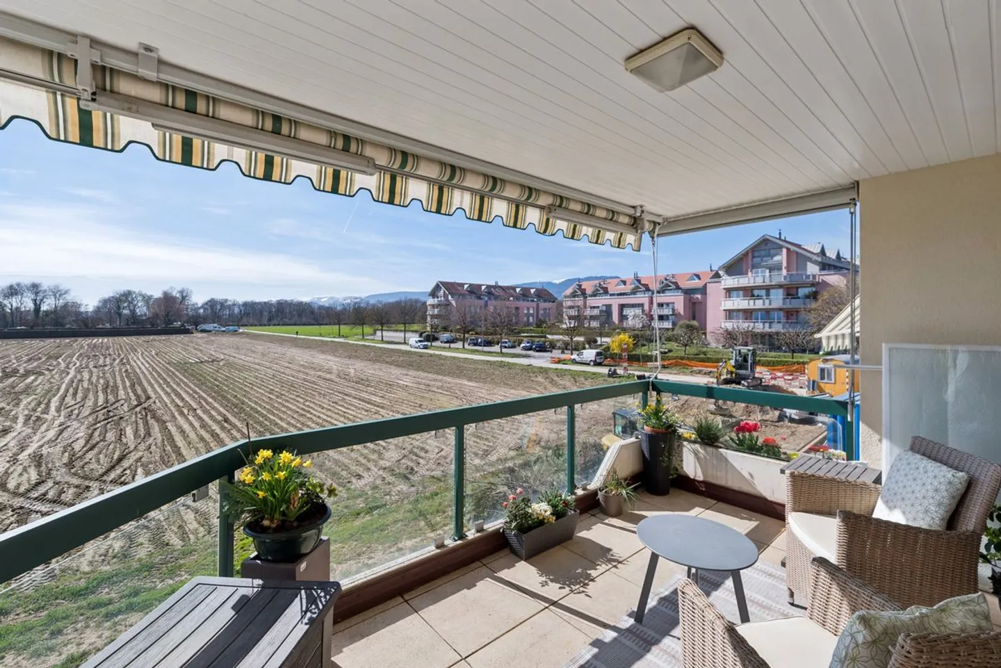 Gland - Superb 3.5 room bright apartment with fireplace, close to the train station - Photo 8 of 10