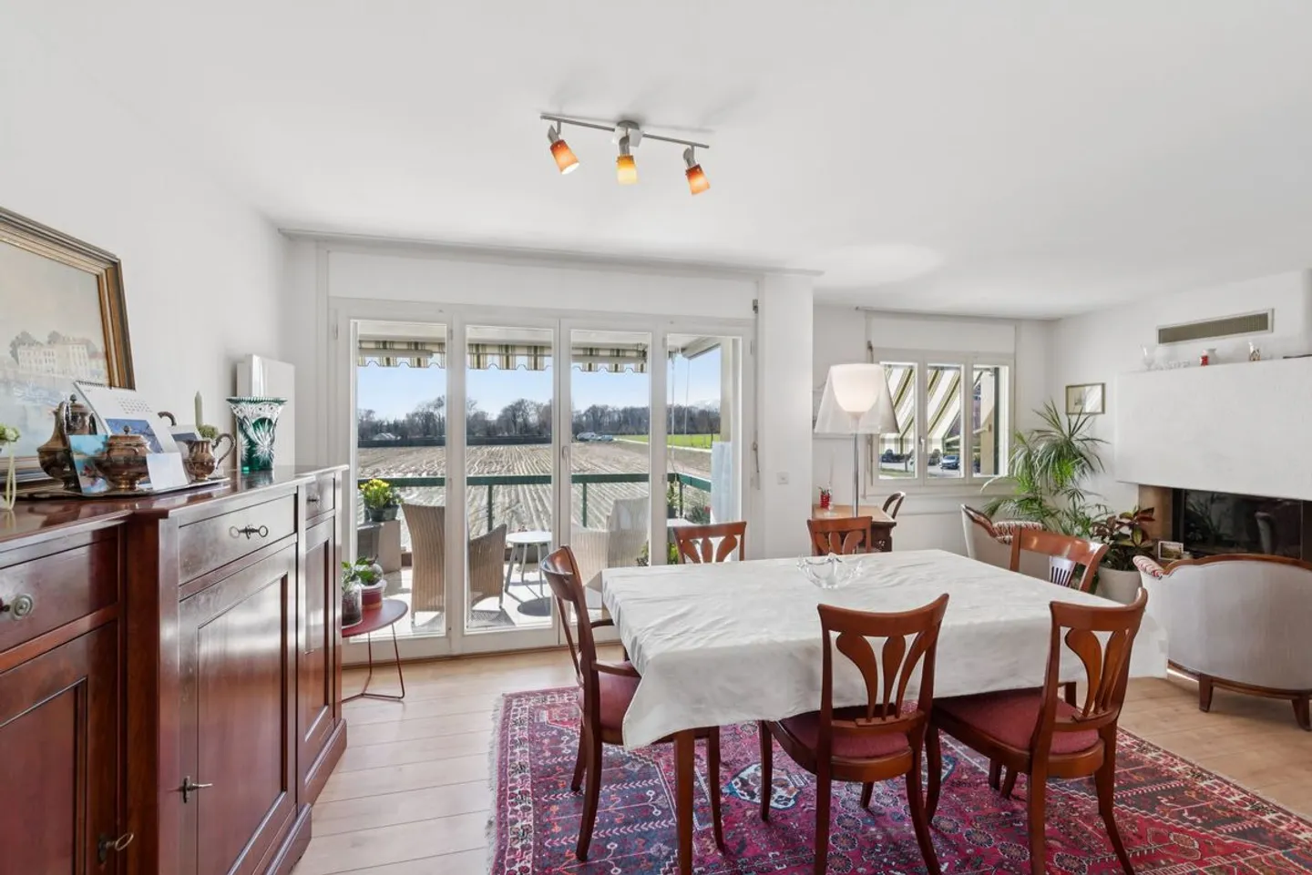 Gland - Superb 3.5 room bright apartment with fireplace, close to the train station - Photo 2 of 10