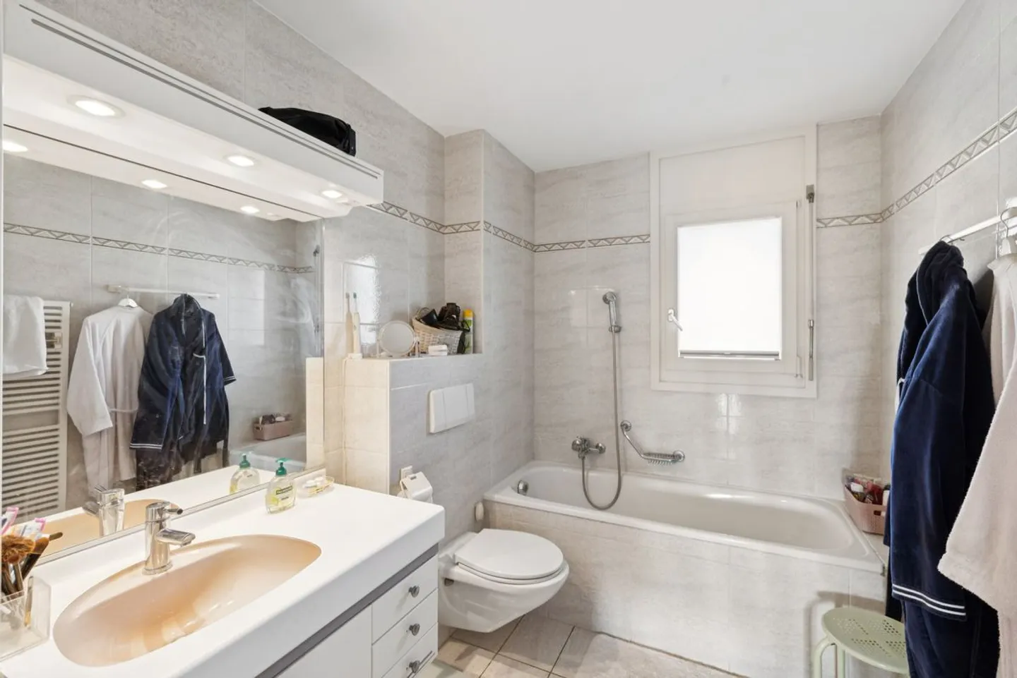 Gland - Superb 3.5 room bright apartment with fireplace, close to the train station - Photo 7 of 10