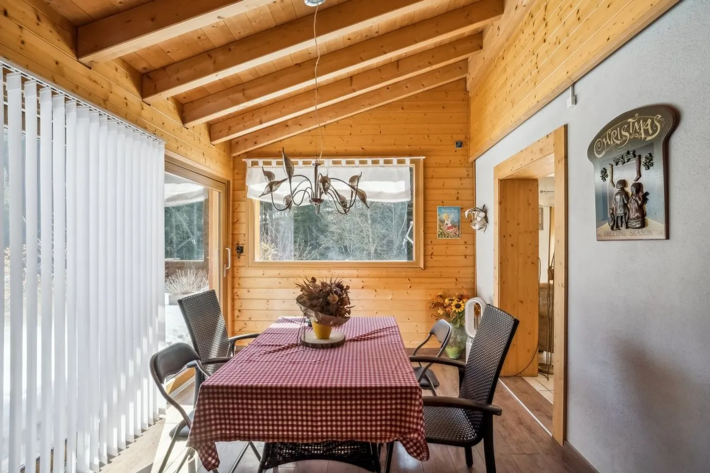 Charming individual chalet on the edge of the forest in Torgon - Photo 4 of 11