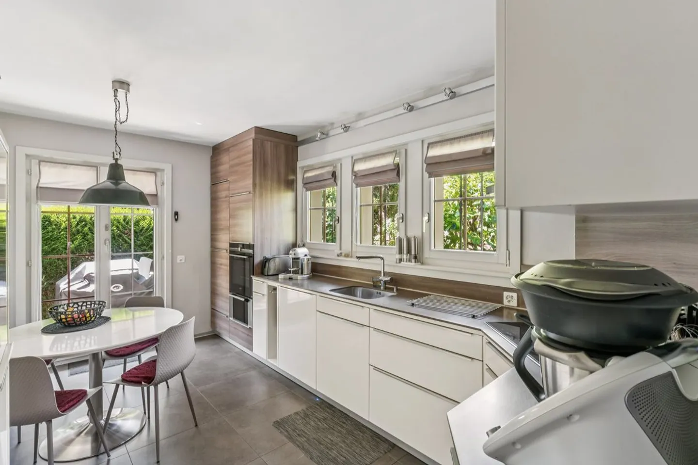 Villa with Stunning Lake View - Photo 2 of 10