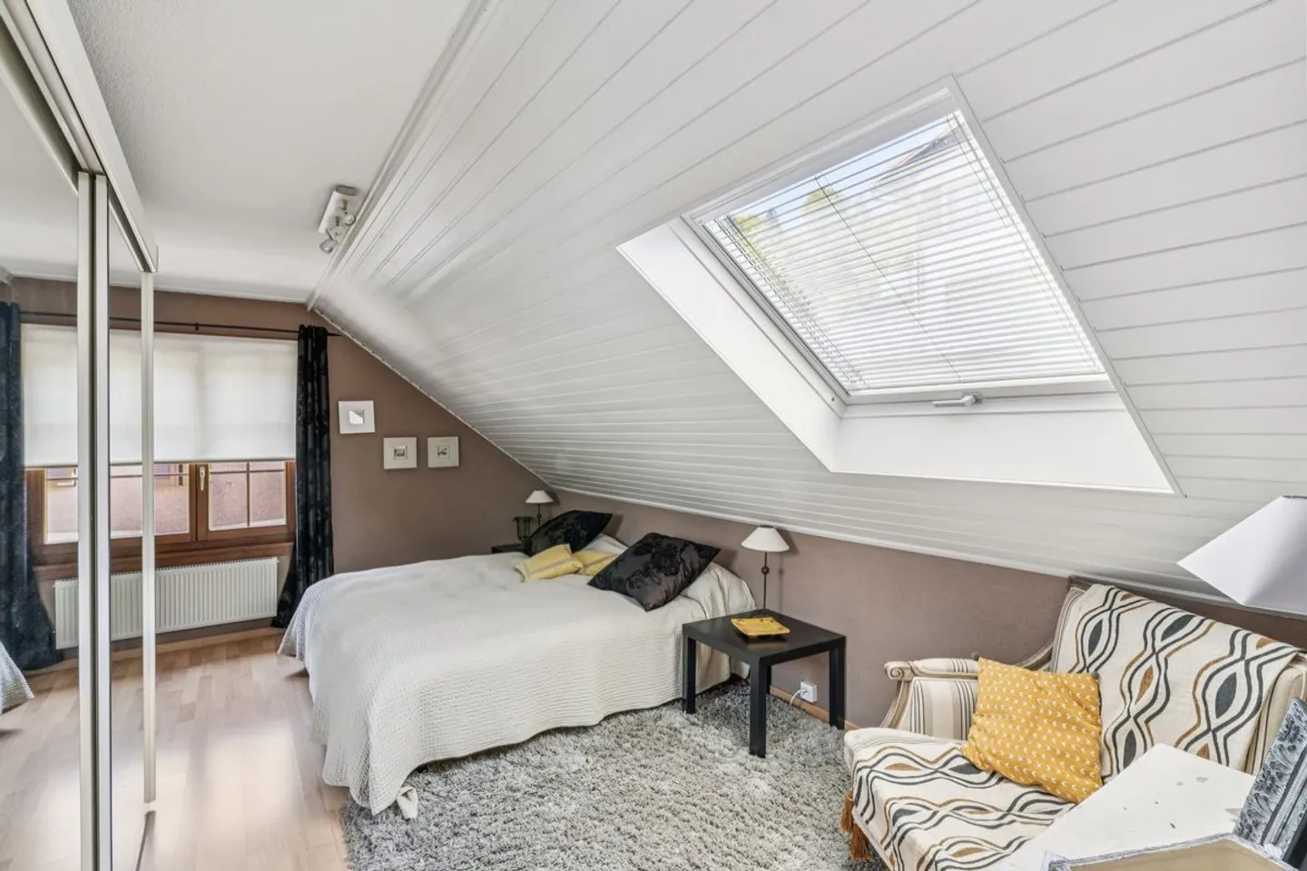 Villa with Stunning Lake View - Photo 7 of 10