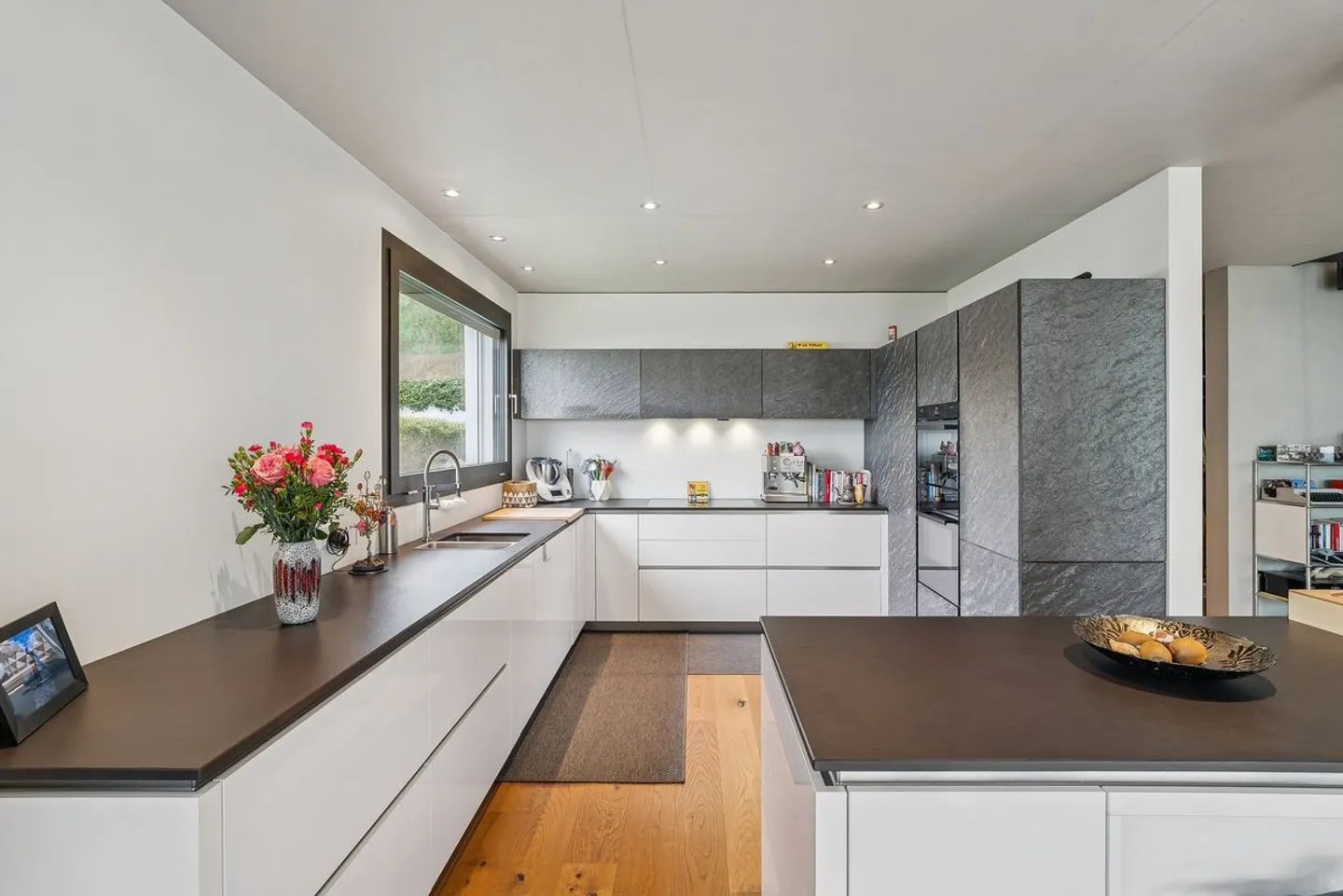 Between Lake and Vines - Exceptional House in the Heart of Vully - Photo 4 of 10