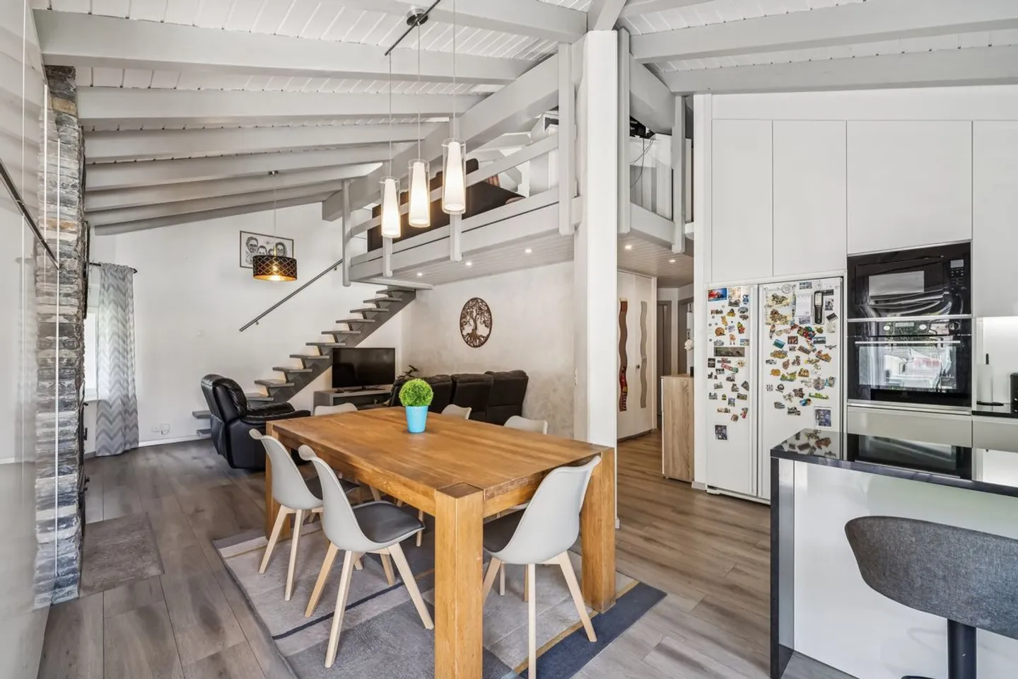 Renovierte Dachgeschosswohnung mit privatem Außenbereich in Chalais - Foto 4 von 11