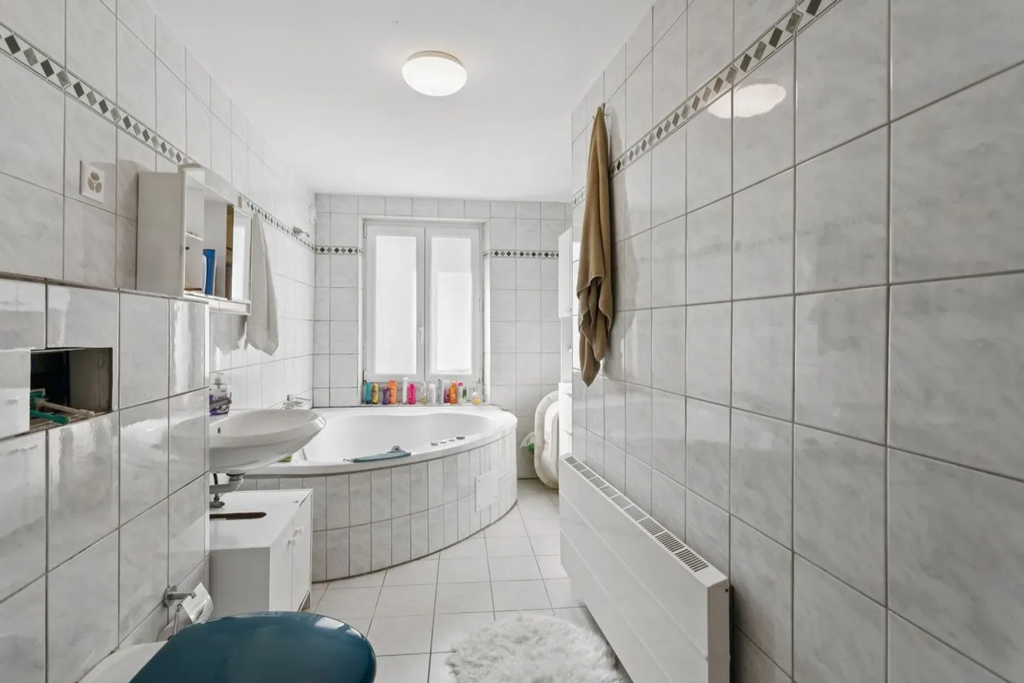 Appartement spacieux avec terrasse - Photo 4 sur 6