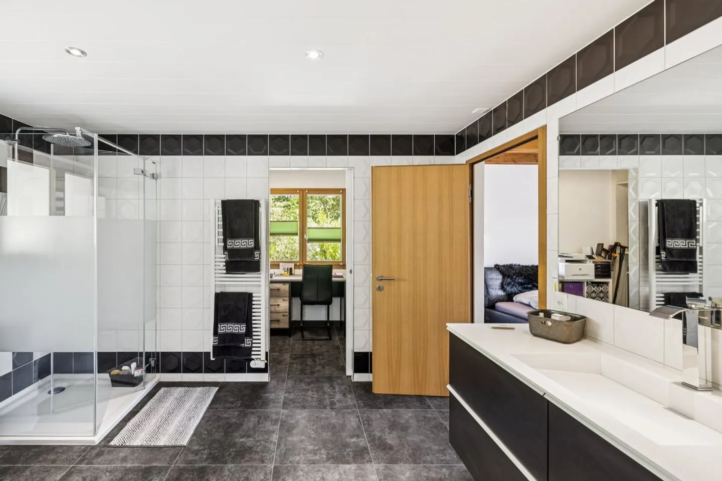 Grande villa luminosa con vista mozzafiato - incluso un appartamento indipendente di 3,5 locali. - Foto 5 di 11