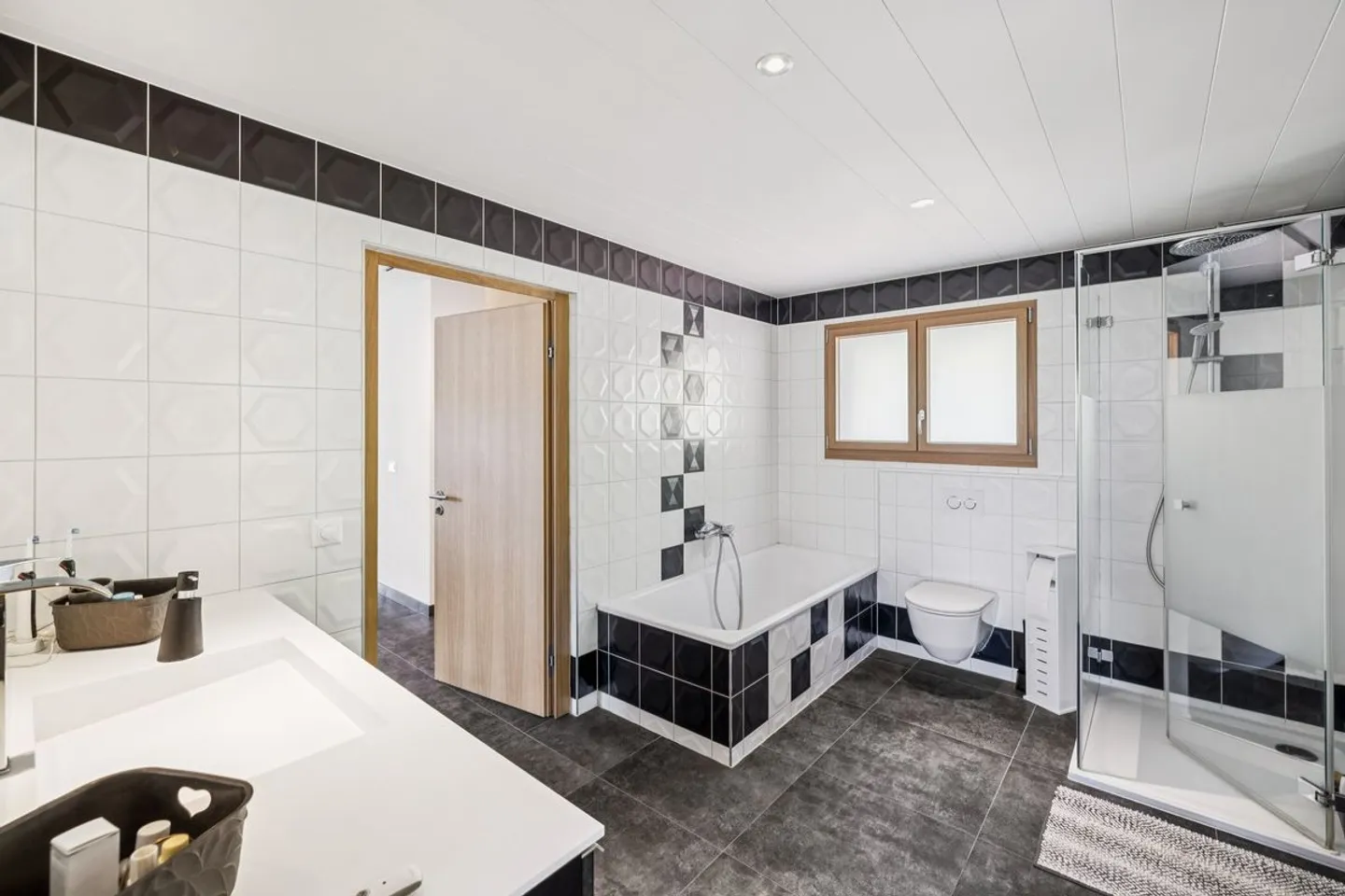 Grande villa luminosa con vista mozzafiato - incluso un appartamento indipendente di 3,5 locali. - Foto 6 di 11