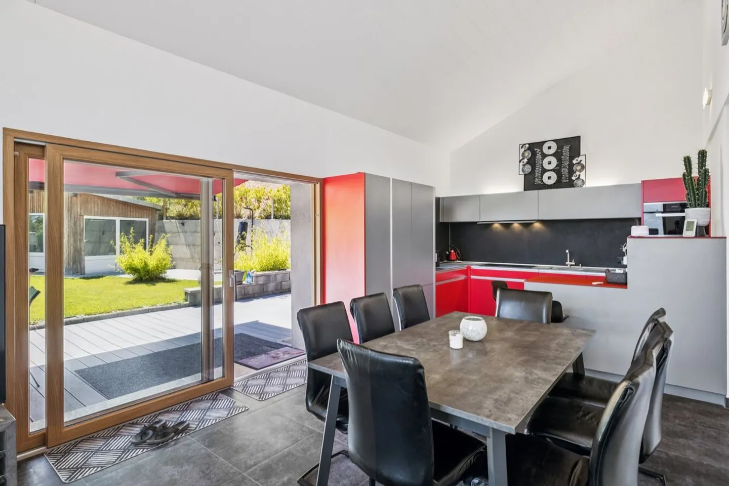 Grande villa luminosa con vista mozzafiato - incluso un appartamento indipendente di 3,5 locali. - Foto 2 di 11