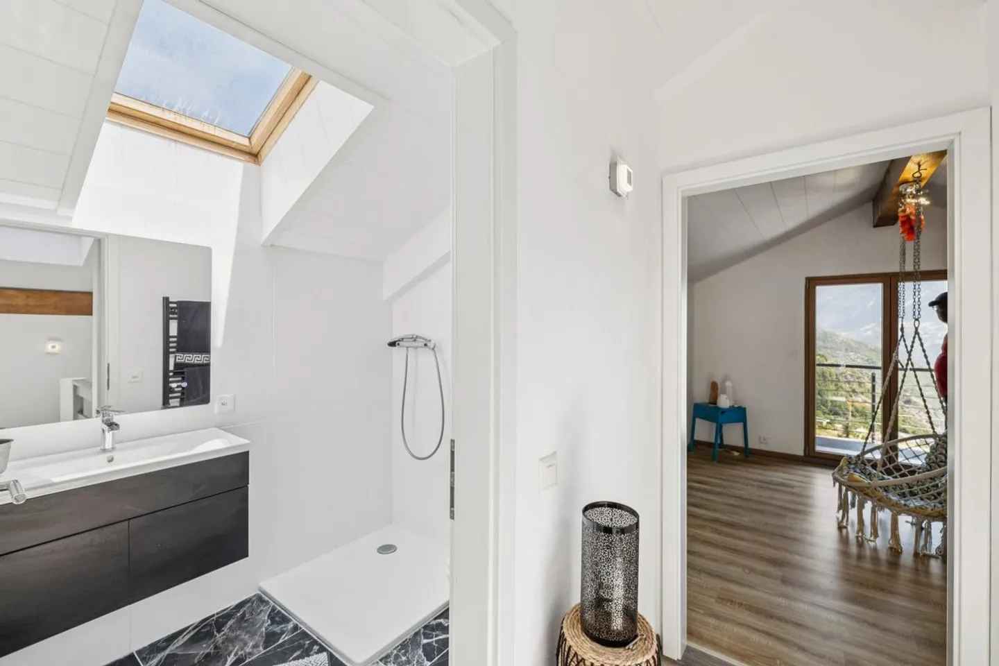 Grande villa luminosa con vista mozzafiato - incluso un appartamento indipendente di 3,5 locali. - Foto 9 di 11