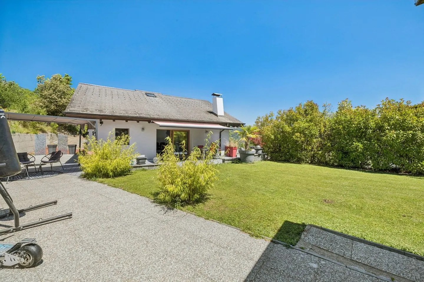 Grande villa luminosa con vista mozzafiato - incluso un appartamento indipendente di 3,5 locali. - Foto 1 di 11