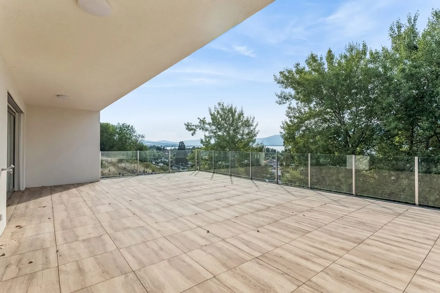 Attico con magnifica vista sul lago e una grande terrazza - Foto 1 di 12
