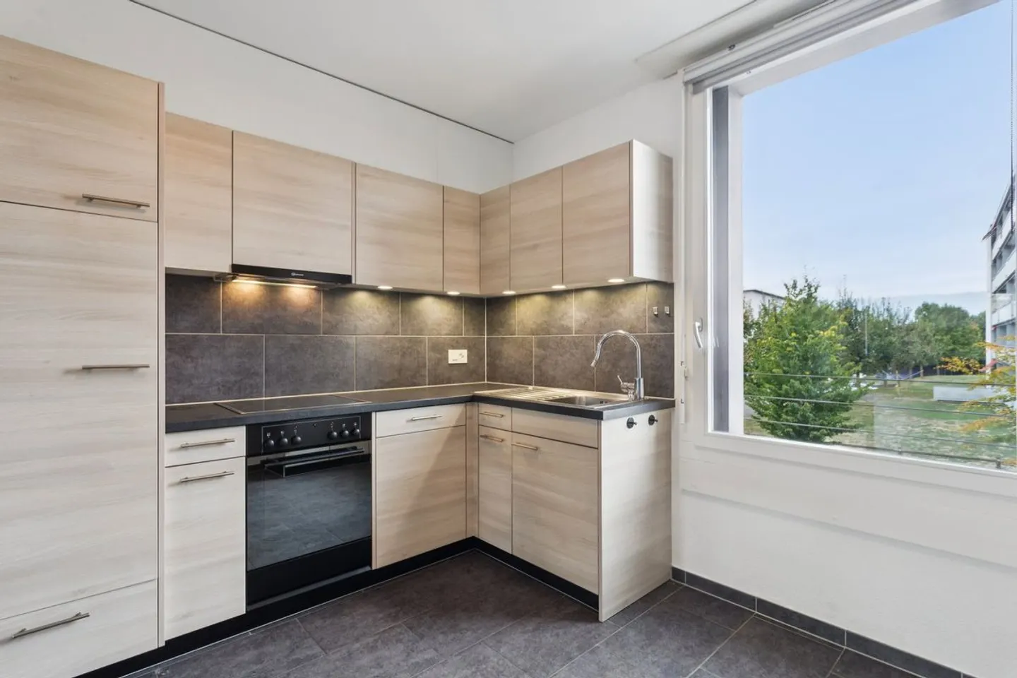 Appartement lumineux de 3,5 pièces avec loggia - Foto 2 von 10