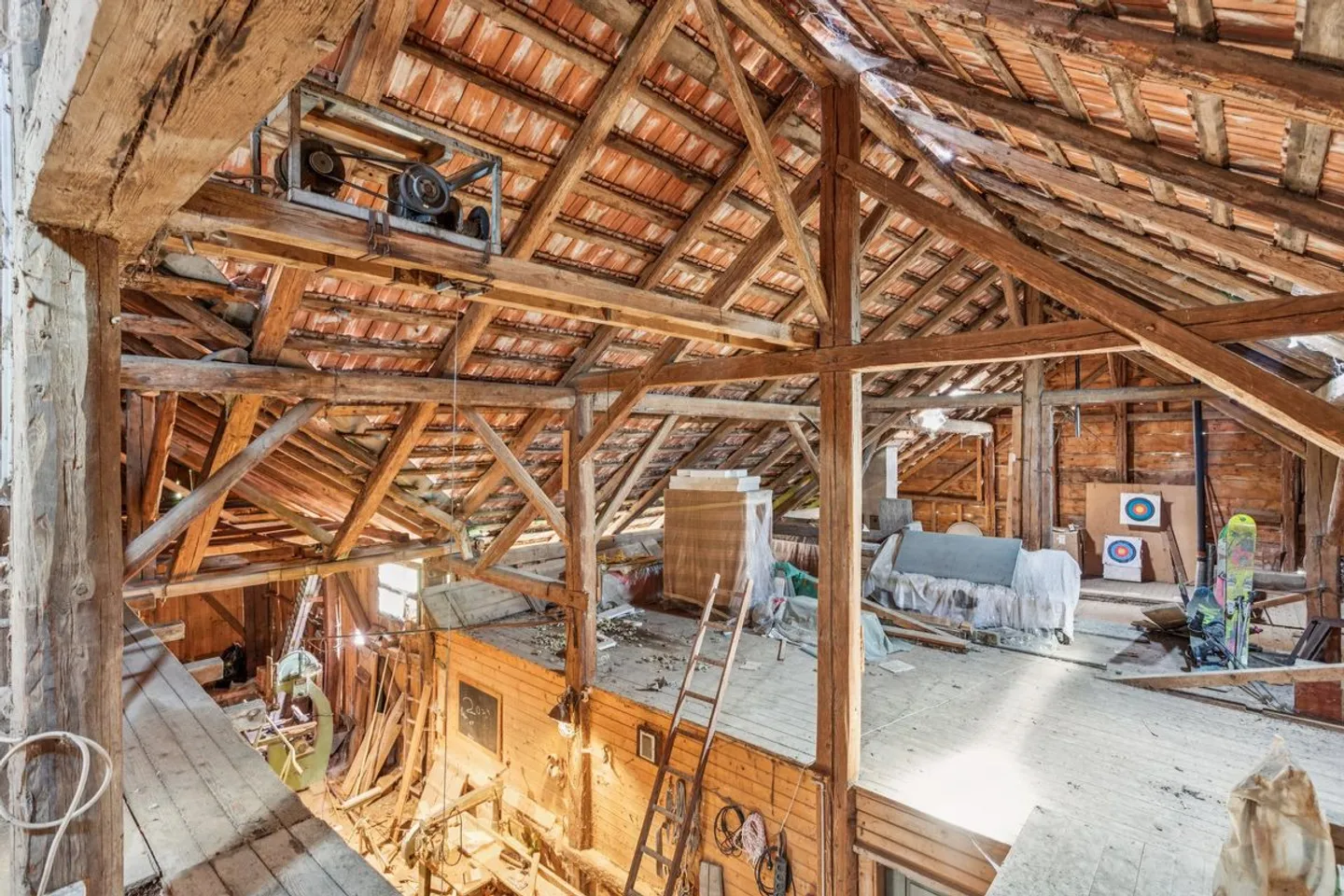 Ferme de caractère de 10.5 pièces avec grand terrain et fort potentiel - Foto 8 di 11